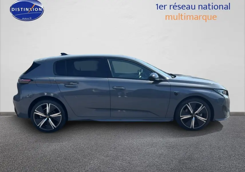 Profil droit d'une Peugeot 308 gris 2025 avec jantes alliage et vitres arrière surteintées.