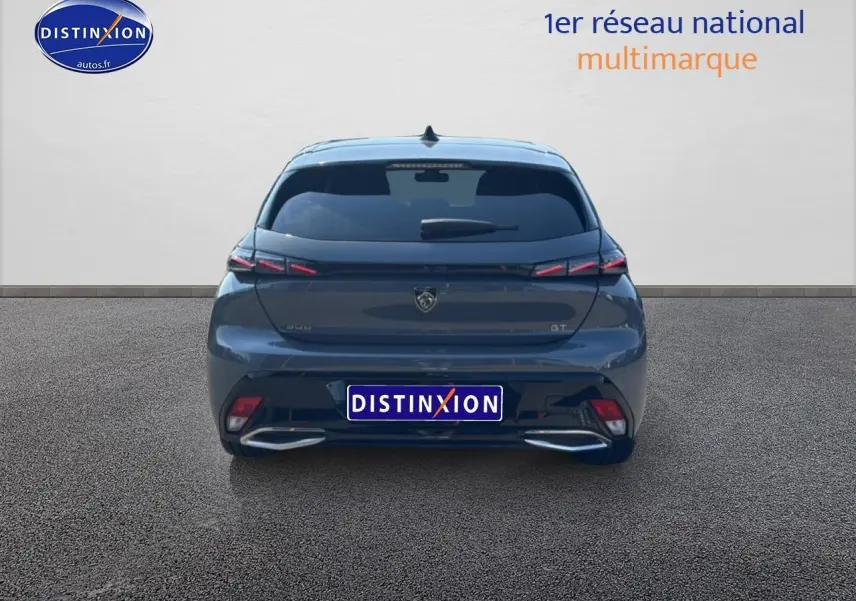 Vue arrière d'une Peugeot 308 gris foncé 2025 avec feux LED et double sortie d'échappement intégrée.