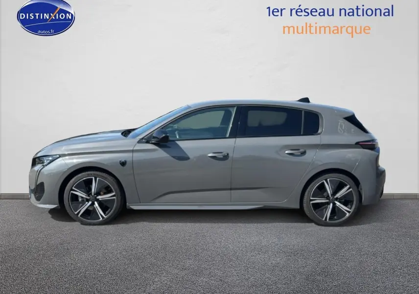 Peugeot 308 gris vue de profil côté gauche, jantes alliage et vitres arrière surteintées visibles.