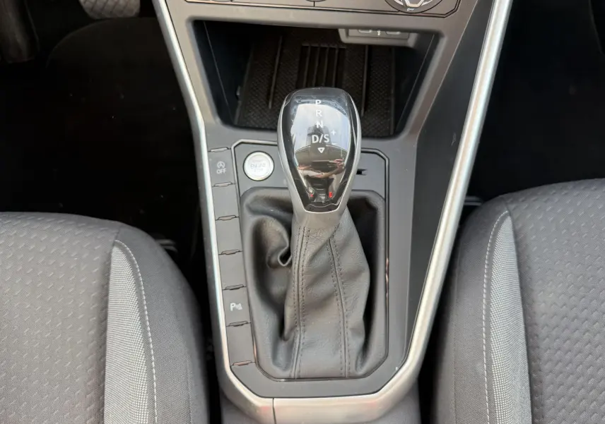 Vue rapprochée du levier de vitesse DSG7 noir et argenté dans l’habitacle du Volkswagen Taigo 2025.