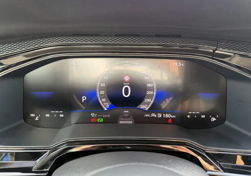 Combiné d'instruments digital du Volkswagen Taigo 2025 affichant la vitesse à 0 km/h et informations de conduite.