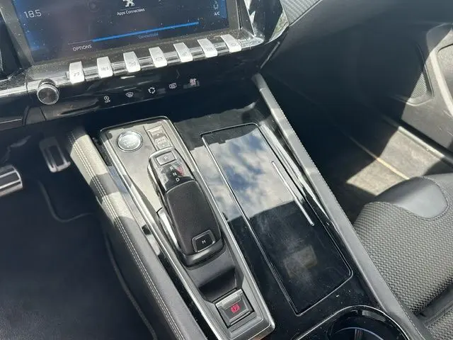 Gros plan sur la console centrale noire du Peugeot 508 SW 2020, avec levier de vitesse automatique et commandes tactiles.