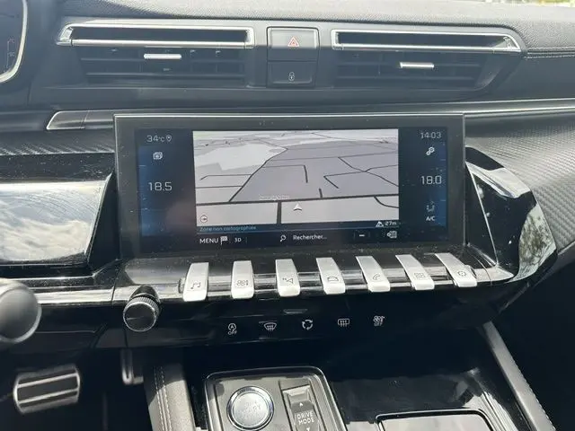 Vue rapprochée du tableau de bord noir de la Peugeot 508 SW 2020, avec écran tactile affichant la navigation et commandes tactiles.
