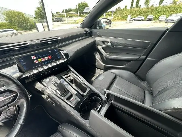 Intérieur noir de la Peugeot 508 SW 2020 vu côté passager, avec tableau de bord numérique et console centrale moderne.