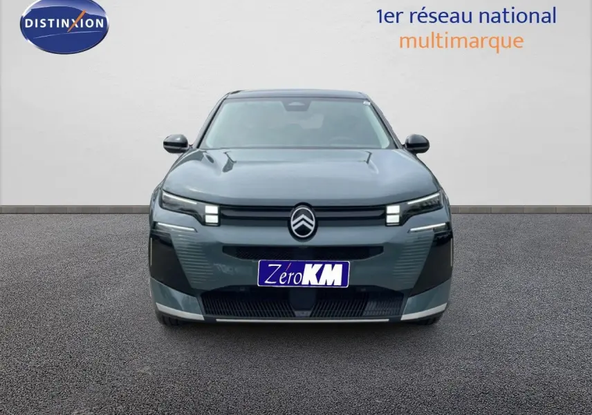 Vue frontale d'un Citroën C5 Aircross 2026 vert Astoria métallisé avec calandre noire et phares LED distinctifs.