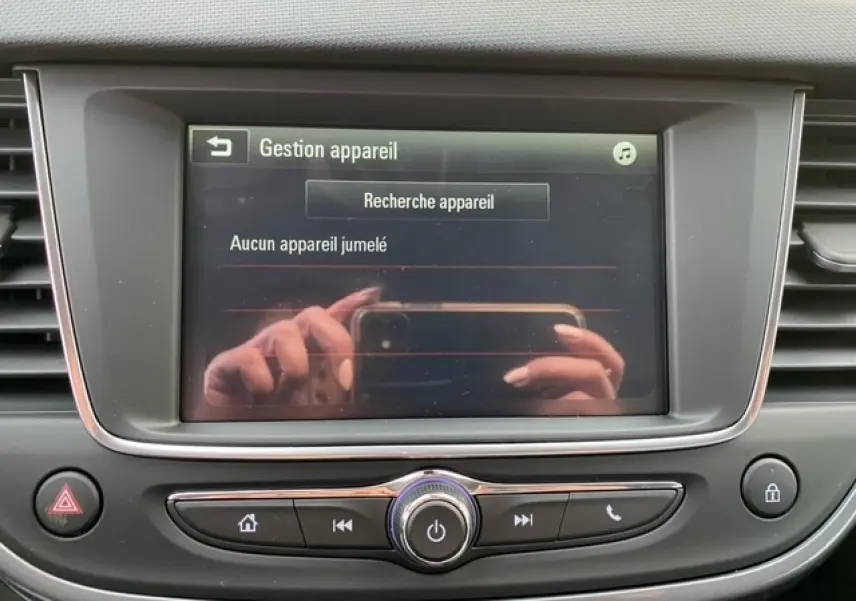 Écran tactile central de l’Opel Crossland gris alu 2022 affichant la gestion des appareils Bluetooth sans connexion.