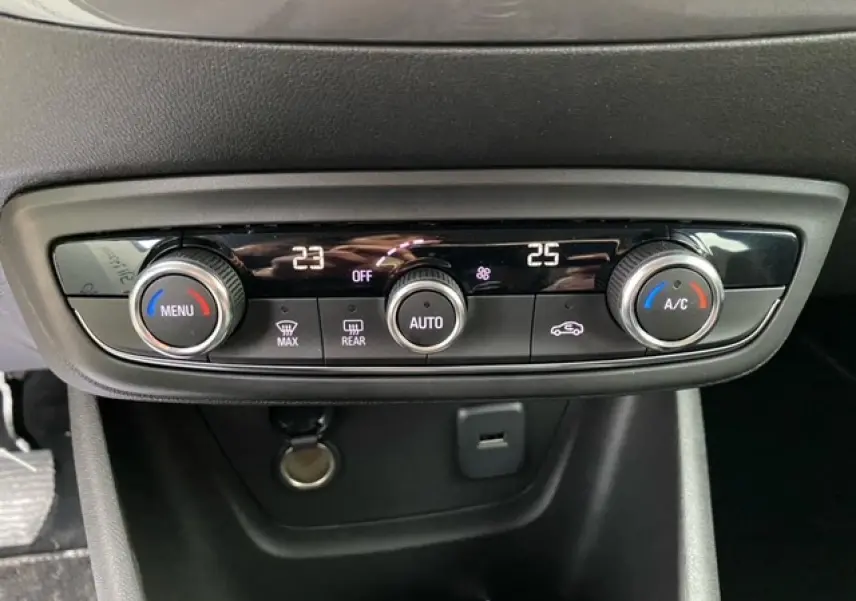 Panneau de commande de la climatisation automatique bi-zone de l’Opel Crossland 2022, avec réglages à 23 et 25 degrés.