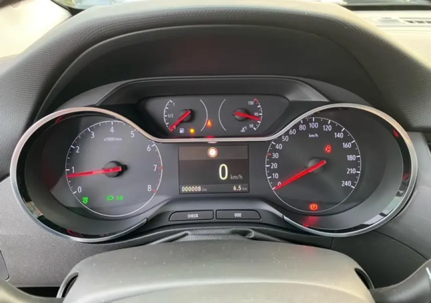 Vue rapprochée du tableau de bord de l'Opel Crossland 2022, affichant compte-tours, vitesse et jauges avec éclairage LED.