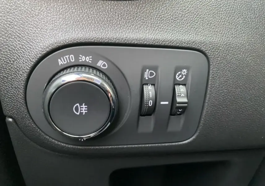 Gros plan sur les commandes d’éclairage intérieures de l’Opel Crossland gris alu, avec réglages des phares et feux antibrouillard.
