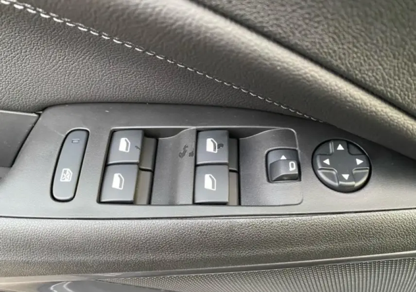 Panneau de commandes des vitres et rétroviseurs côté conducteur de l'Opel Crossland gris alu 2022, finition X Elégance.