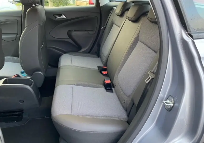 Vue côté droit de l'intérieur arrière de l'Opel Crossland gris alu, sièges bi-matière gris et noir avec appuie-têtes.