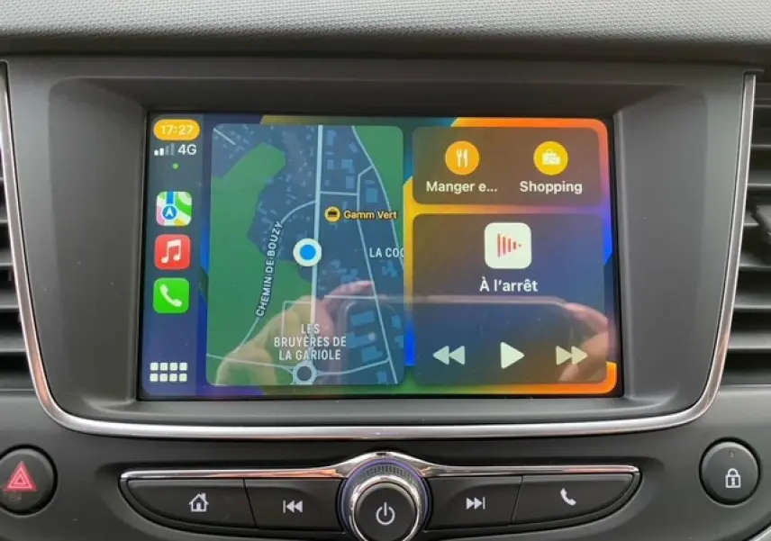 Écran tactile central de l’Opel Crossland gris alu 2022 affichant navigation et interface multimédia Apple CarPlay.