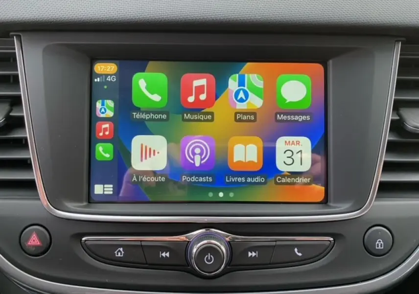 Écran tactile central du tableau de bord d'une Opel Crossland 2022 avec interface Apple CarPlay affichée.