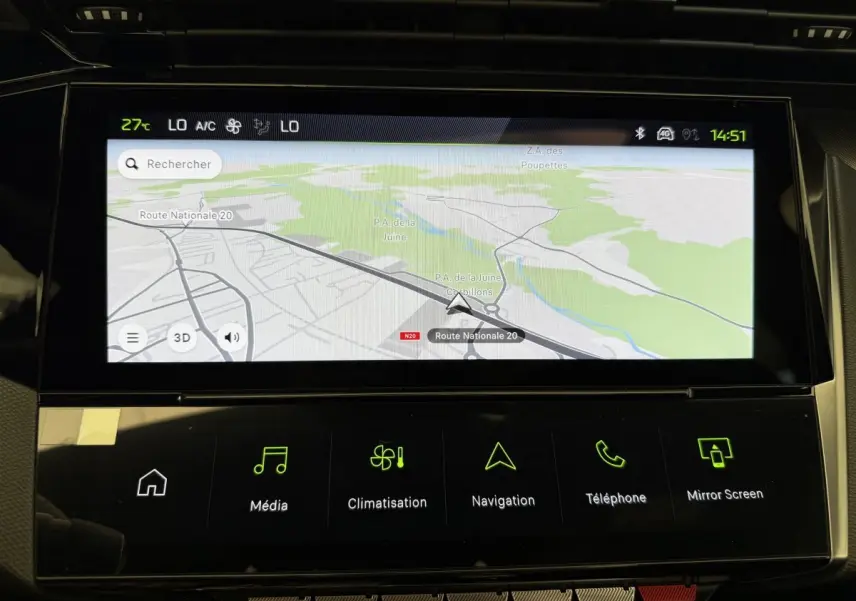 Écran tactile central de navigation affichant une carte, dans l'habitacle d'une Peugeot 308 gris foncé 2024 Hybrid GT.
