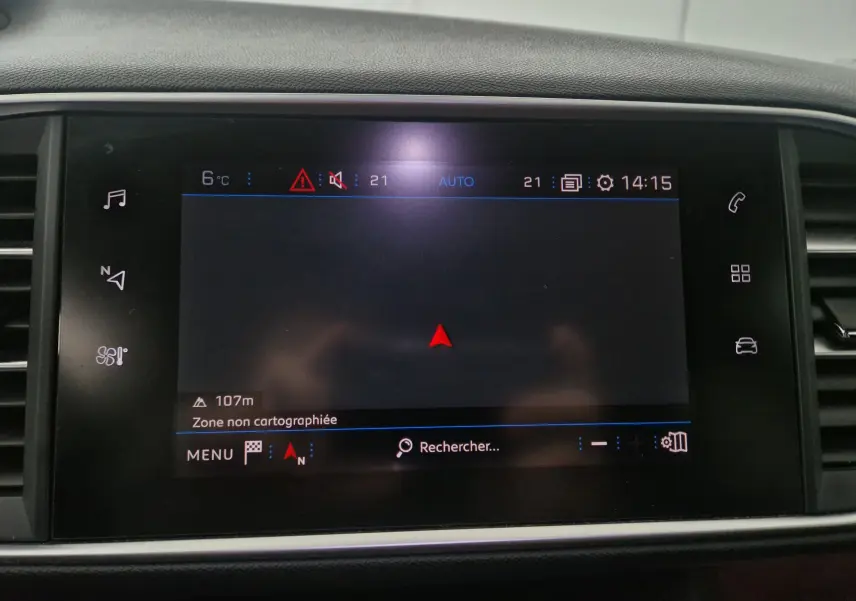 Écran tactile central du Peugeot 308 SW gris Artense de 2019 affichant la navigation et les commandes multimédia.