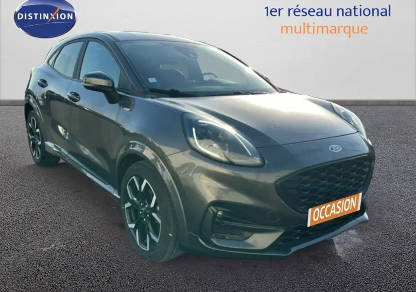 Vue 3/4 avant droite d'un Ford Puma gris foncé avec jantes alliage 18 pouces et feux LED diurnes.