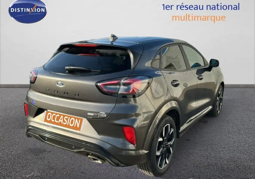 Vue 3/4 arrière droite d'un Ford Puma gris foncé avec jantes alliage 18 pouces et vitres surteintées.