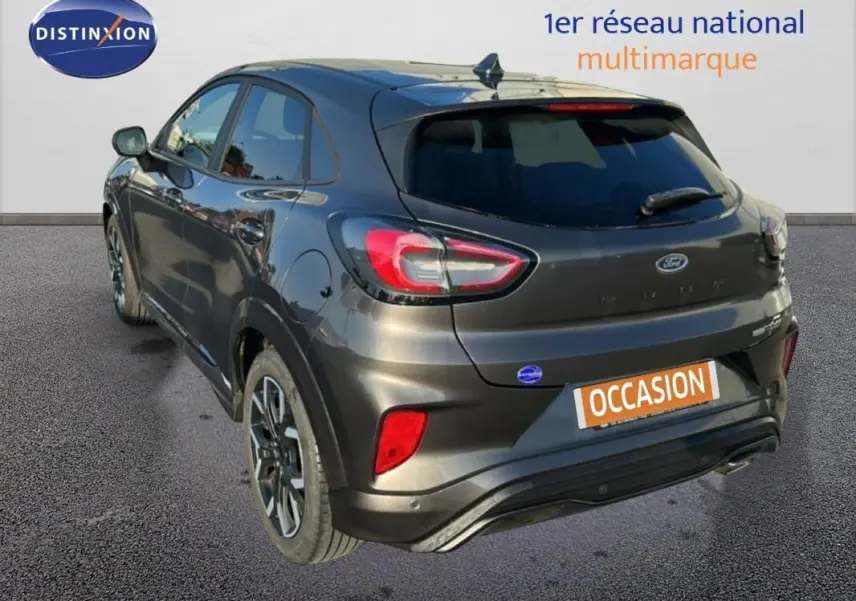 Vue 3/4 arrière droite d'une Ford Puma gris foncé avec jantes alliage 18 pouces et vitres surteintées.