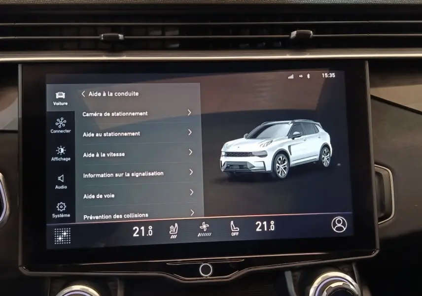 Écran tactile intérieur montrant une vue 3D d’un SUV Link & Co 01 blanc en 3/4 avant droit.