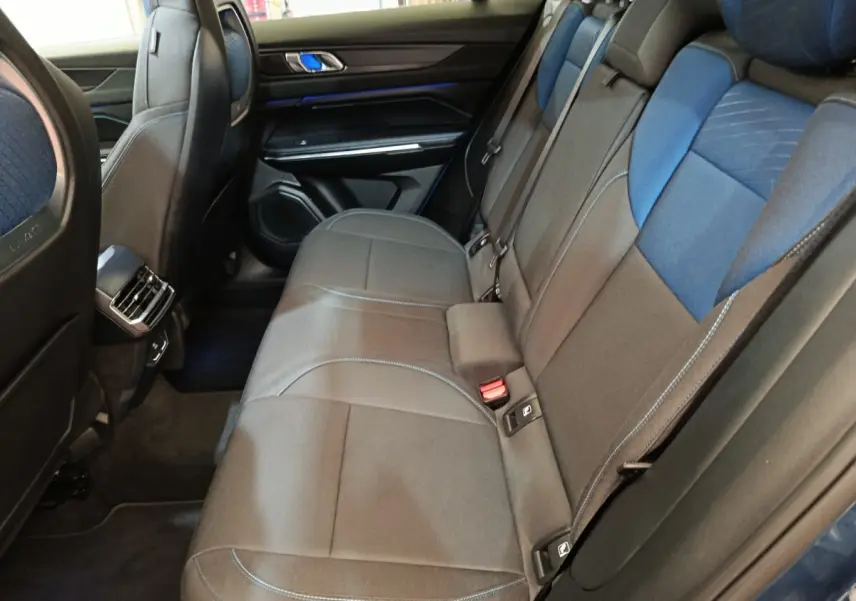 Vue intérieure côté droit sur la banquette arrière grise avec inserts bleus du SUV hybride rechargeable LINK & CO 01 2023.
