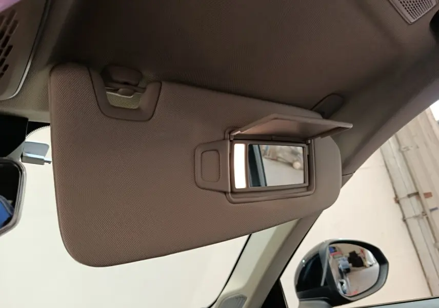 Détail du pare-soleil côté conducteur avec miroir éclairé dans l’habitacle d’un Link & Co 01 bleu 2023 hybride rechargeable.