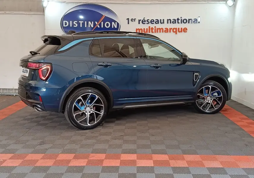 Vue de profil côté gauche d'un SUV Link & Co 01 hybride rechargeable bleu avec jantes bicolores et toit noir.