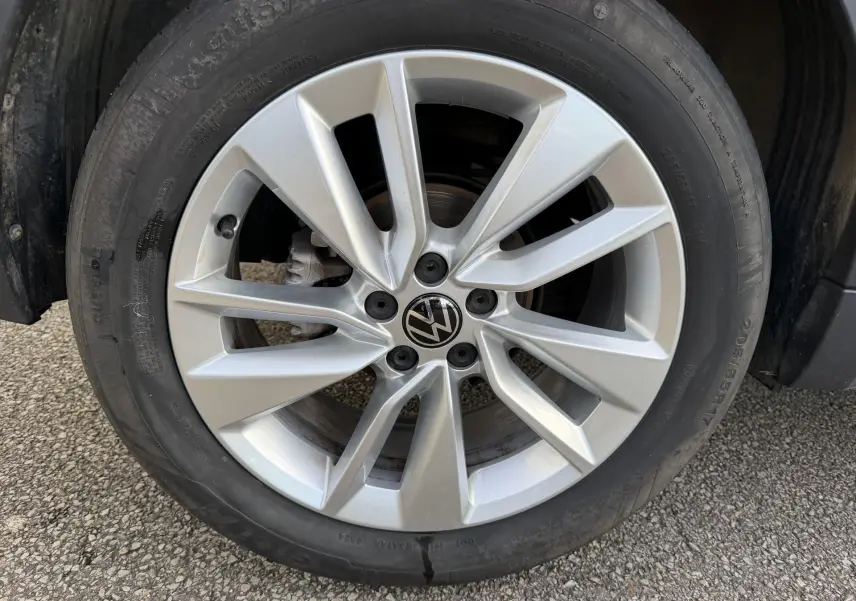 Gros plan sur la jante alliage léger 17 pouces Bangalore grise du Volkswagen T-Cross avec logo VW central.