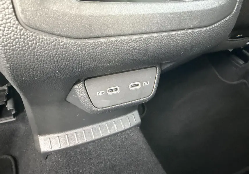 Gros plan sur les deux ports USB-C situés sous la console centrale du Volkswagen T-Cross gris.