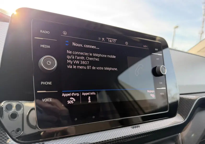 Écran tactile central du Volkswagen T-Cross 2025 affichant la connexion Bluetooth et les options d'appel d'urgence.