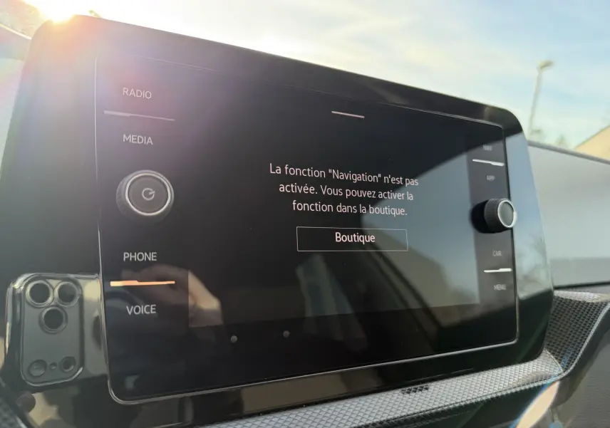 Écran tactile central du Volkswagen T-Cross 2025 affichant un message d'activation de la fonction navigation.