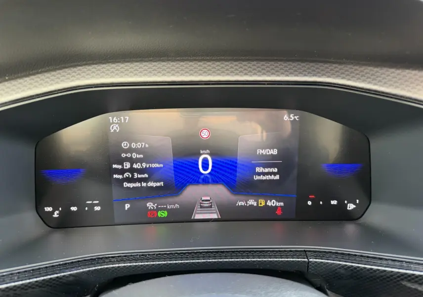 Affichage digital du combiné d'instruments du Volkswagen T-Cross gris, vue rapprochée du tableau de bord numérique.