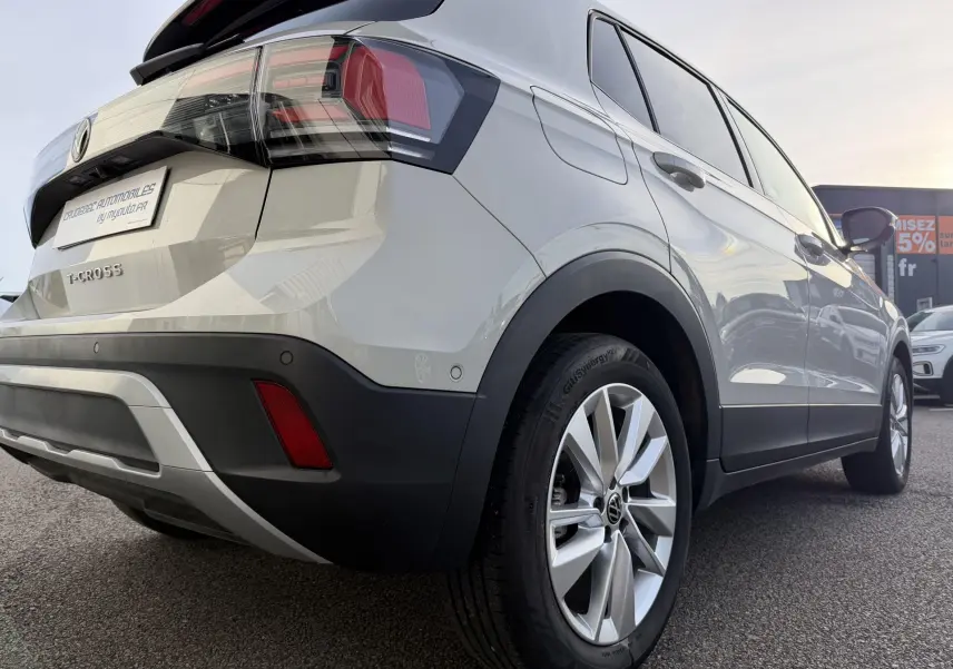 Vue 3/4 arrière droit du Volkswagen T-Cross gris avec jantes alliage et feux arrière LED visibles.