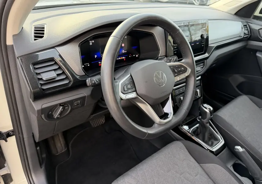 Vue intérieure côté conducteur du Volkswagen T-Cross 2025, volant cuir multifonction et tableau de bord digital.