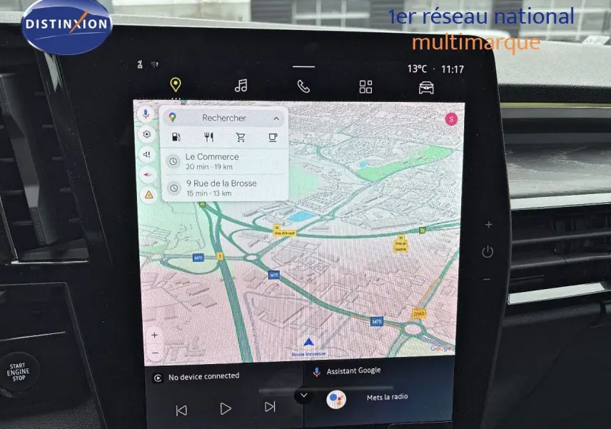Vue intérieure du tableau de bord du Renault Austral 2023, écran tactile affichant une carte de navigation.