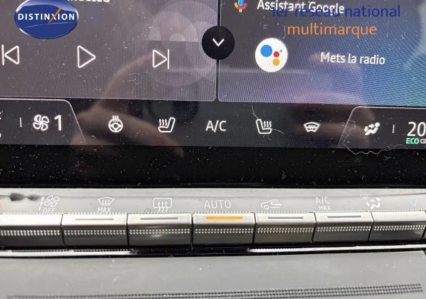 Détail de la console centrale du Renault Austral 2023 noir étoile métal, montrant les commandes tactiles de climatisation et chauffage.