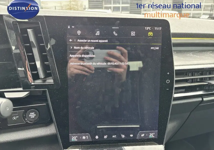 Écran tactile central du tableau de bord du Renault Austral 2023, affichant les options Bluetooth et climatisation.
