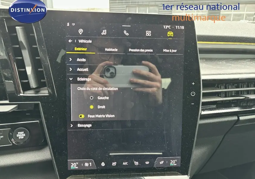 Écran tactile central du tableau de bord du Renault Austral 2023 noir étoile métal, affichant les réglages du véhicule.