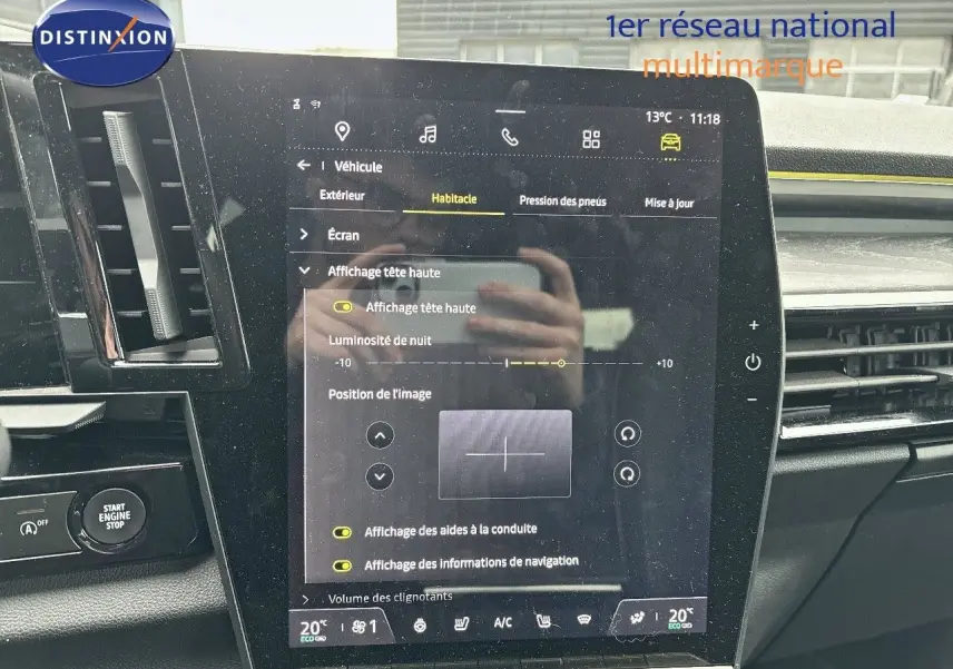 Écran tactile central du tableau de bord du Renault Austral noir Étoile Métal, vue intérieure frontale.