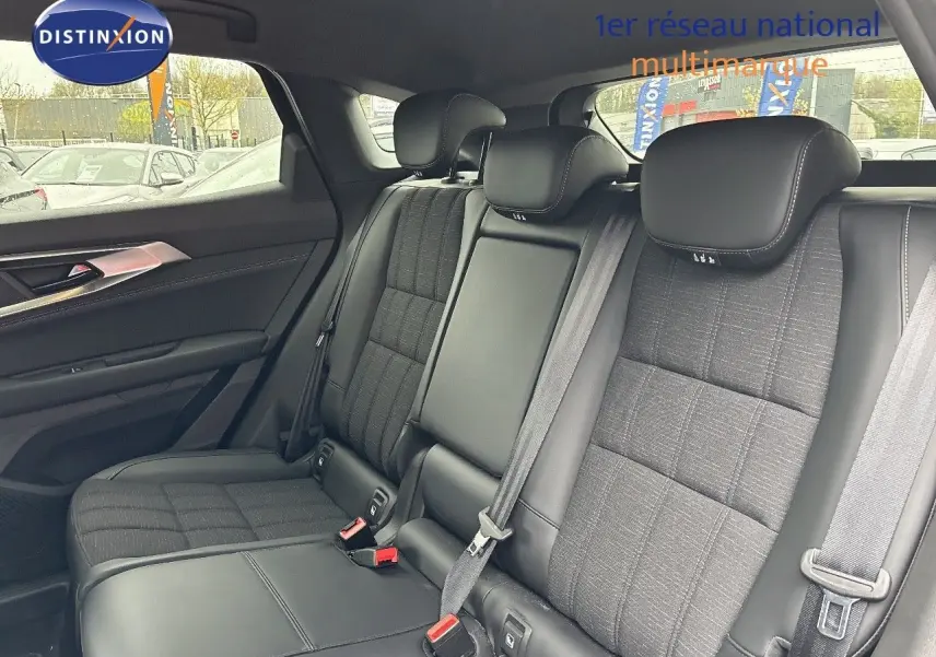 Vue intérieure du siège arrière droit du Renault Austral 2023 noir étoile métal avec sellerie mixte cuir et tissu.