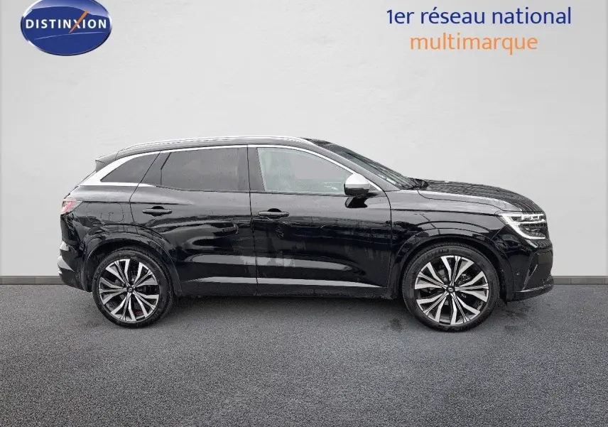 Profil droit du Renault Austral noir étoile métal 2023, SUV hybride essence avec jantes alliage distinctives.