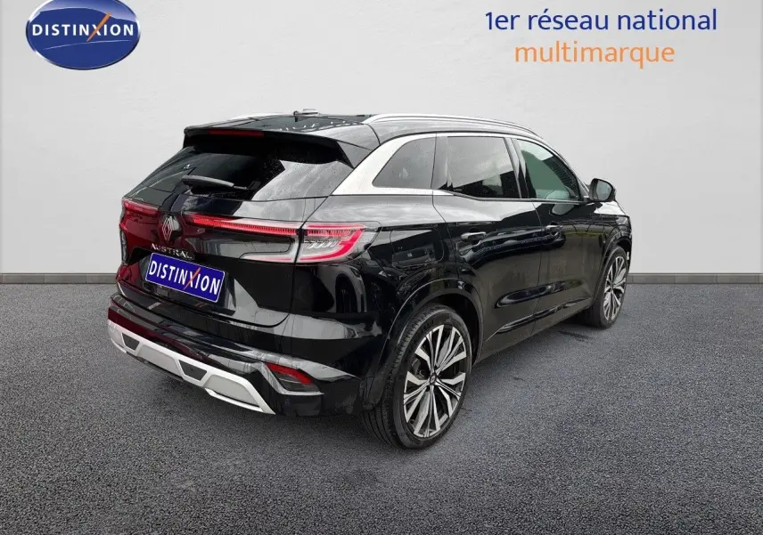Vue 3/4 arrière droite du Renault Austral noir étoile métal avec jantes alliage et feux arrière LED étirés.