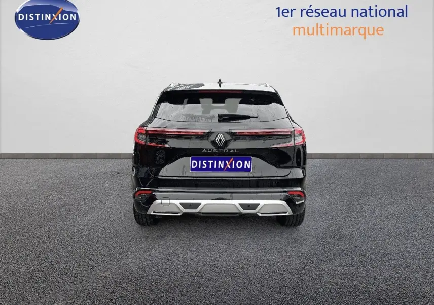 Vue arrière du Renault Austral noir étoile métal 2023 avec feux LED étirés et pare-chocs argenté distinctif.