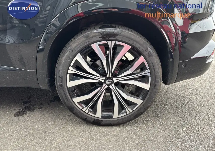 Gros plan sur la roue arrière droite du Renault Austral noir étoile métal avec jante alliage au design moderne.