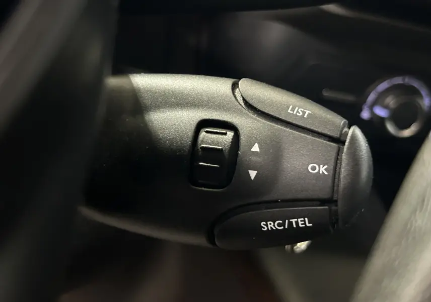 Gros plan sur la commande au volant du Peugeot Rifter 2019, boutons LIST, OK, SRC/TEL visibles en noir mat.