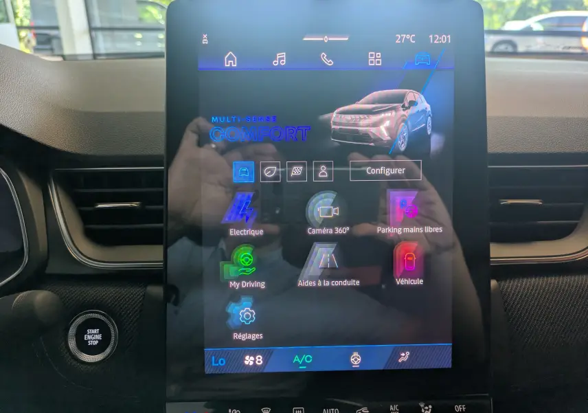 Écran tactile central du tableau de bord du Renault Symbioz noir, affichant les options de conduite et caméra 360°
