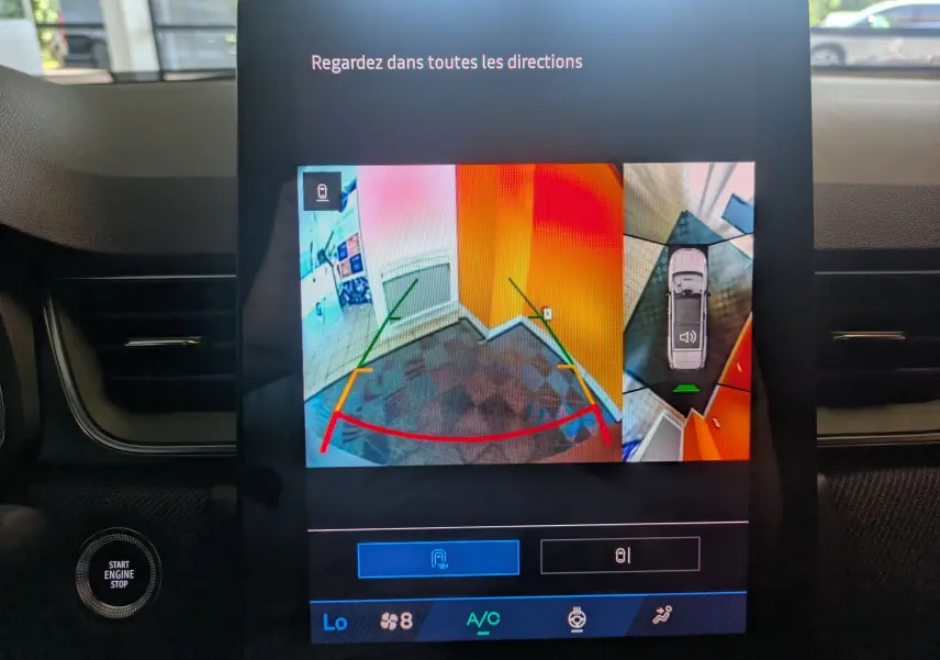 Écran central du Renault Symbioz 2025 montrant la caméra 360° avec vue arrière et plan en survol intérieur noir.