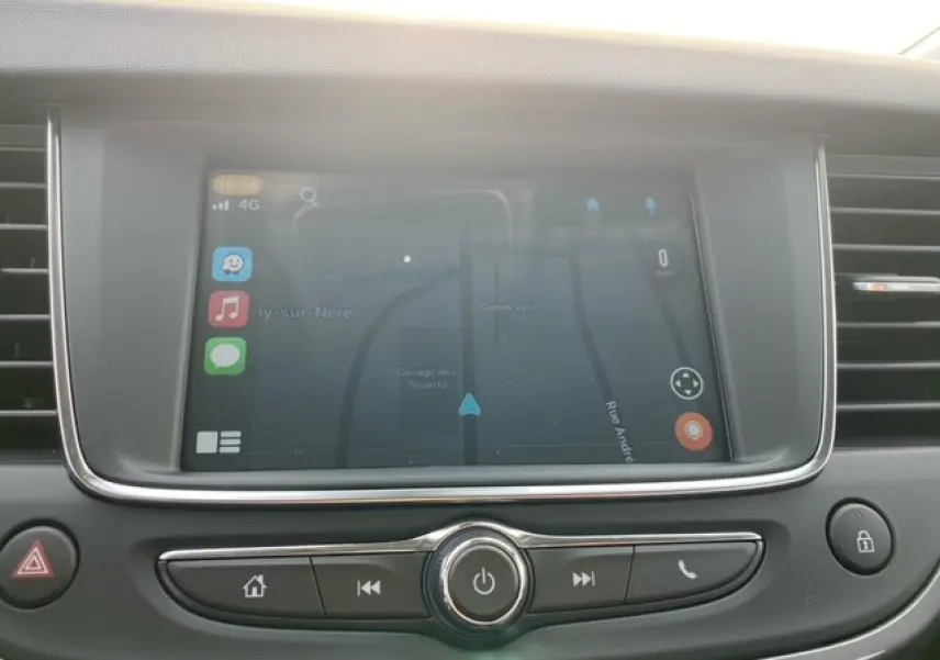 Écran tactile 7 pouces du système multimédia de l'Opel Crossland noir métal, affichant la navigation GPS.