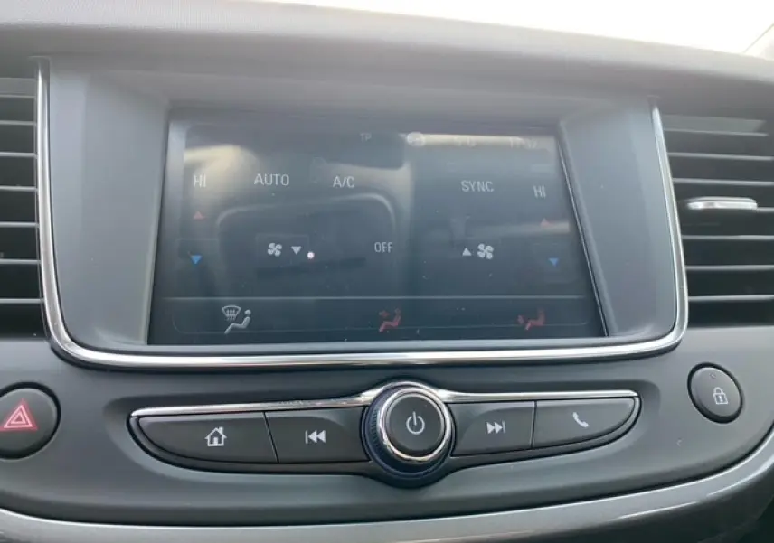 Tableau de bord de l'Opel Crossland 2022 avec écran tactile et commandes de climatisation visibles en gros plan.