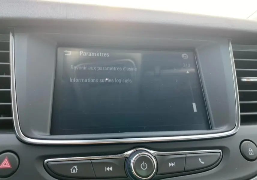 Écran tactile central de l’Opel Crossland noir métal, vue rapprochée du système multimédia et des commandes intégrées.