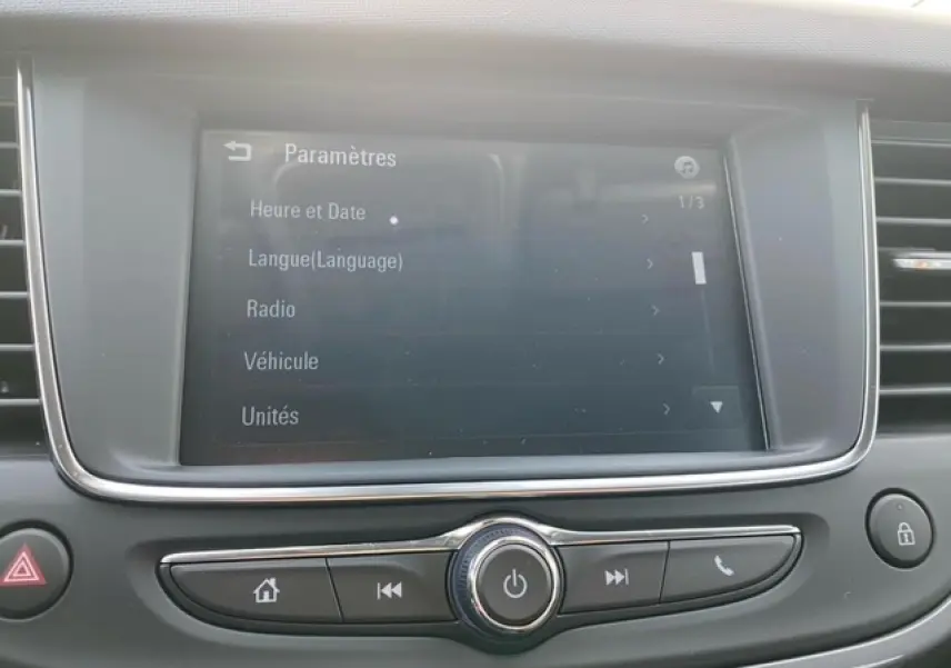 Écran tactile central du système multimédia de l’Opel Crossland noir métal, affichant le menu des paramètres.